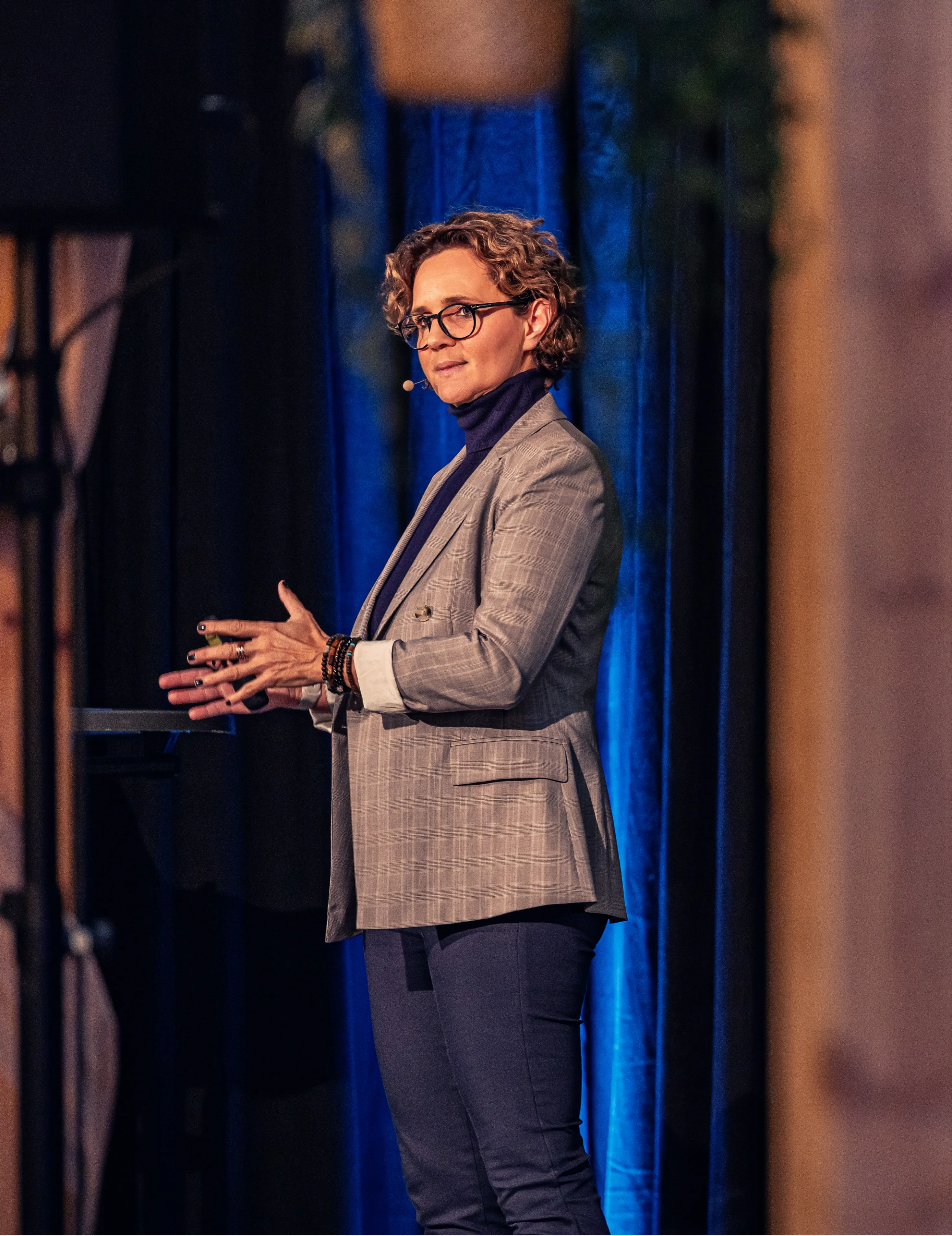 Sabrina Rizzo auf der Bühne — Kriminalforensikerin und Verhaltensexpertin